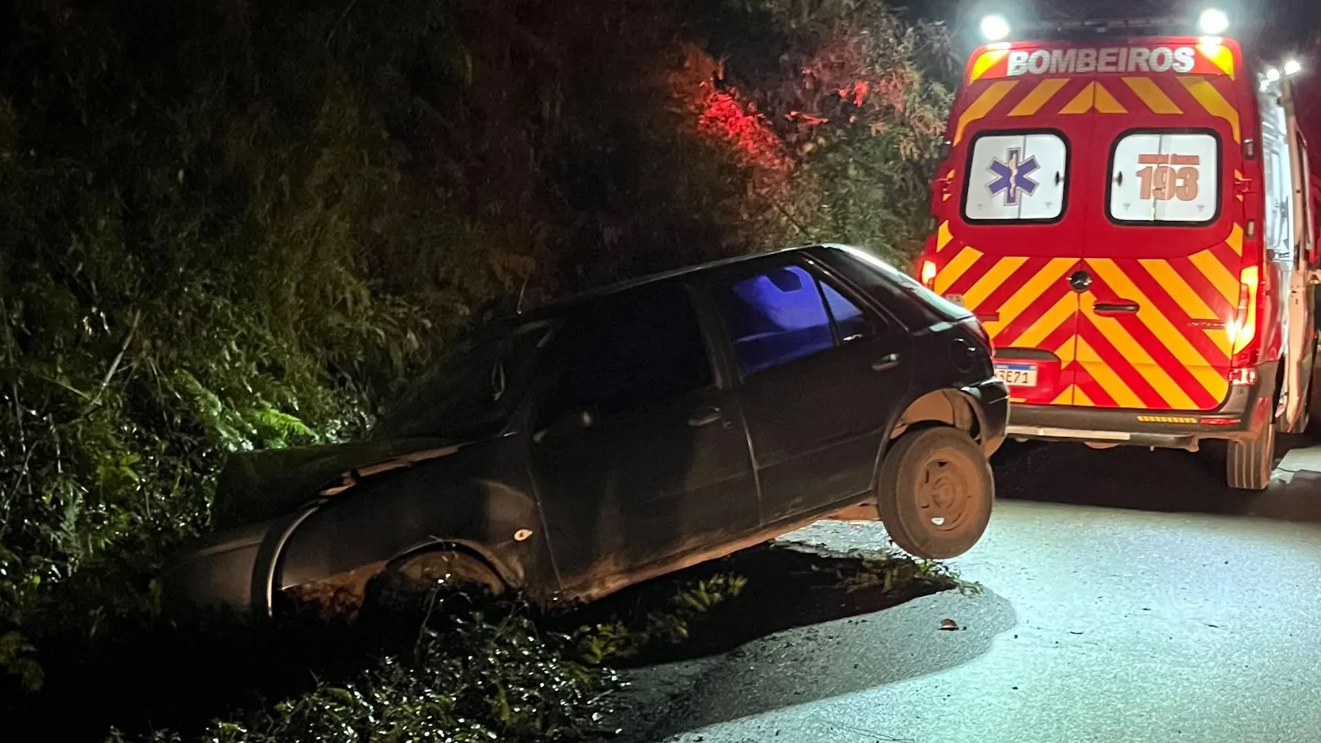 Mulher fica ferida após carro colidir contra barranco no interior de Tangará