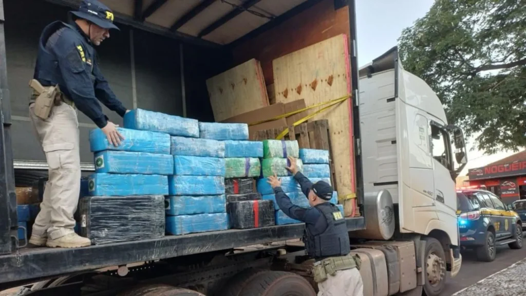 Caminhoneiro de Herval d’Oeste é preso com quase 2 toneladas de maconha