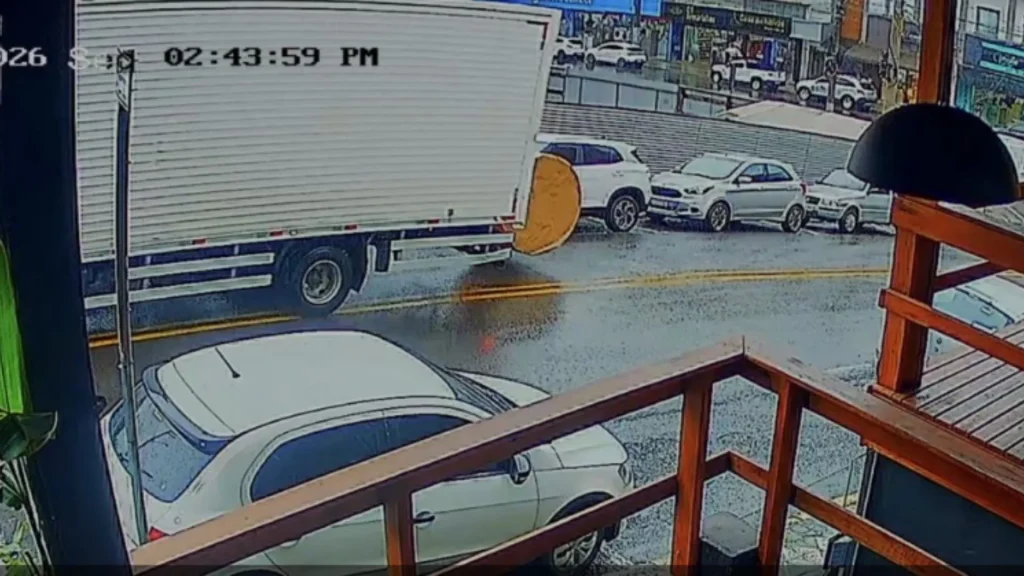 Bobina de metal cai de caminhão e atinge carros estacionados no Centro de Joaçaba