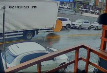 Bobina de metal cai de caminhão e atinge carros estacionados no Centro de Joaçaba Bobina de metal cai de caminhão e atinge carros estacionados no Centro de Joaçaba
