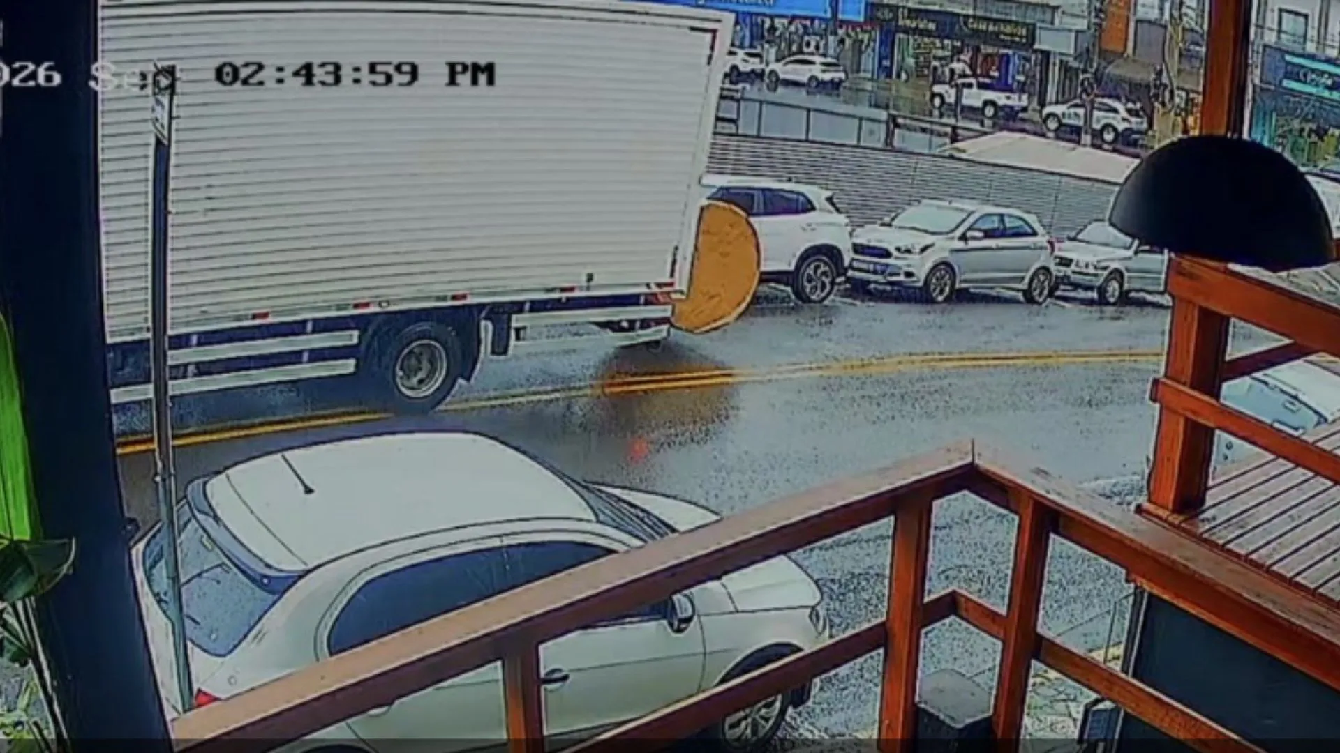 Bobina de metal cai de caminhão e atinge carros estacionados no Centro de Joaçaba