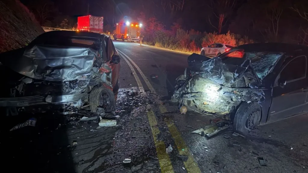 Grave acidente na BR-282 em Vargem Bonita deixa quatro pessoas feridas