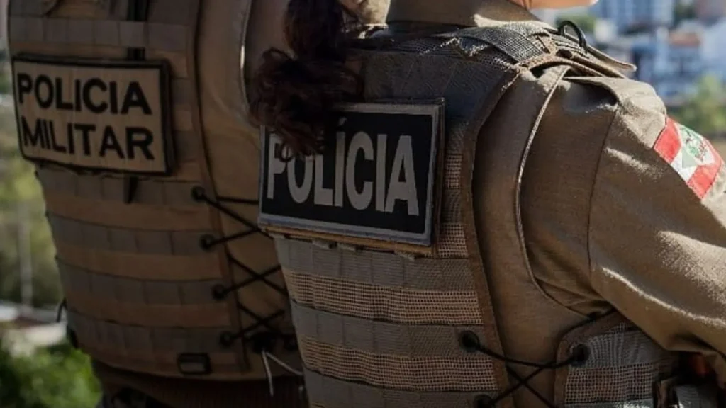 Menino de 11 anos salva mãe de cárcere privado e ajuda PM a prender foragido