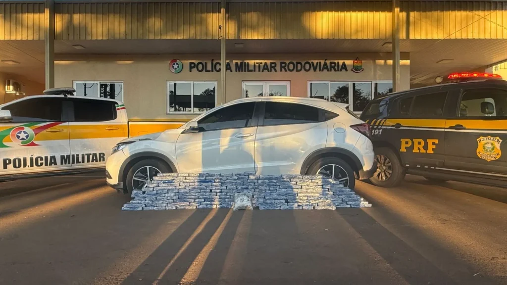 Nervosismo dos ocupantes leva polícia a descobrir carga milionária de drogas