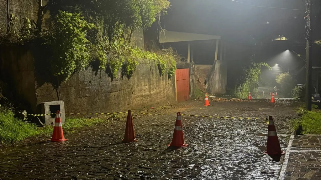 Barranco desmorona e interdita rua em Videira; moradores deixam casas por segurança