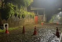Barranco desmorona e interdita rua em Videira; moradores deixam casas por segurança Barranco desmorona e interdita rua em Videira; moradores deixam casas por segurança
