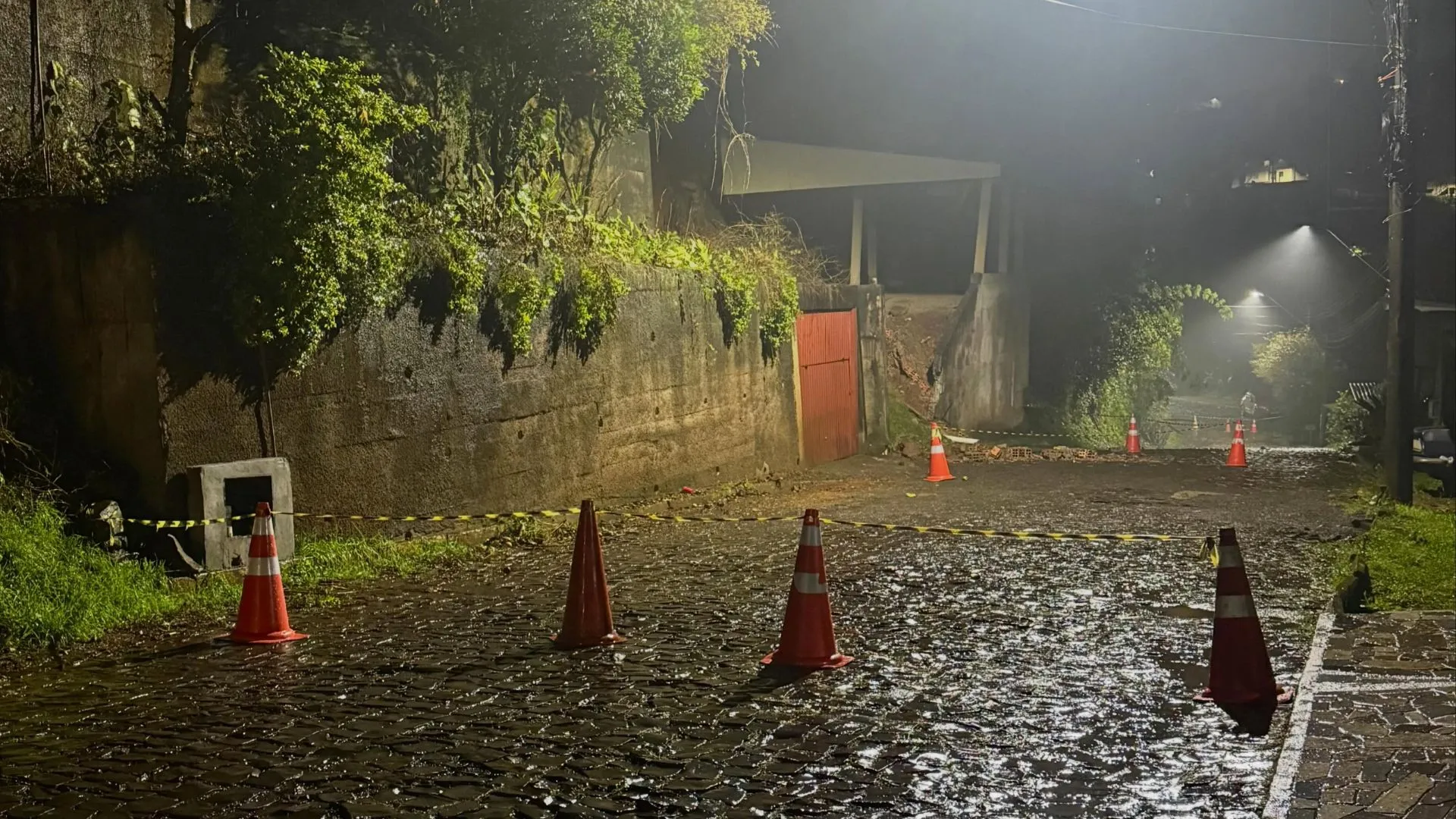 Barranco desmorona e interdita rua em Videira; moradores deixam casas por segurança