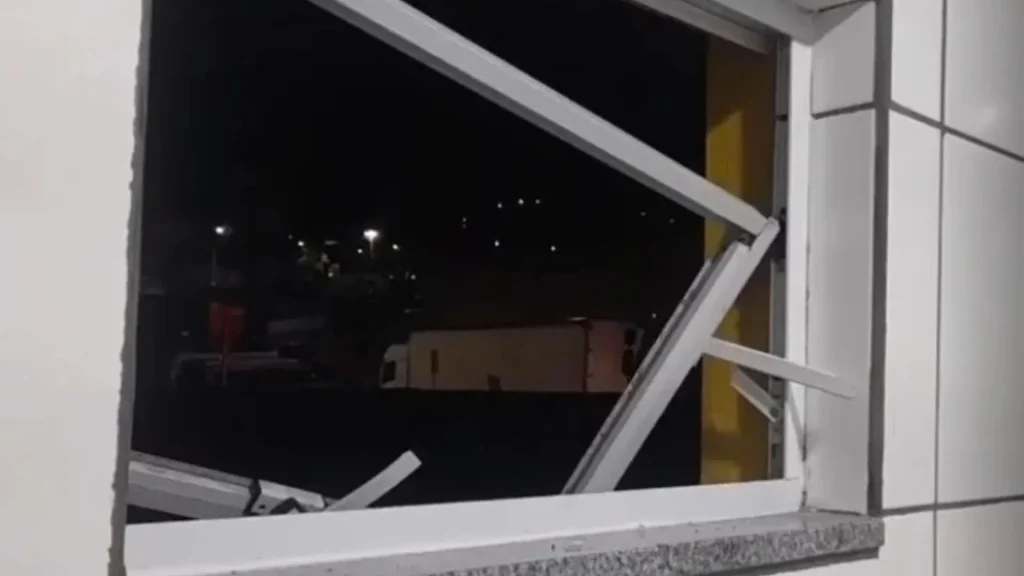Mulher fica com a perna presa em janela ao tentar invadir baile