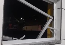 Mulher fica com a perna presa em janela ao tentar invadir baile Mulher fica com a perna presa em janela ao tentar invadir baile