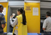 Vai ao banco? Agências fecham mais cedo nesta segunda por causa da Copa do Mundo Bancos terão horário especial nesta segunda-feira por causa do jogo do Brasil na Copa do Mundo