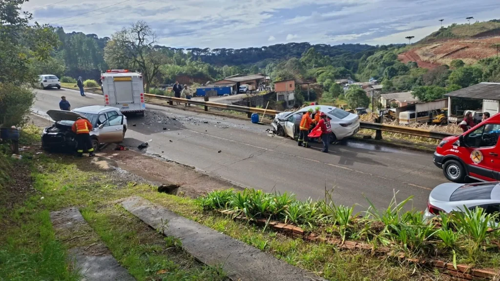 Colisão entre dois veículos deixa motorista ferido em Caçador
