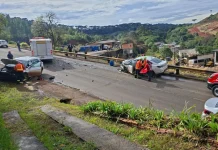 Colisão entre dois veículos deixa motorista ferido em Caçador Colisão entre dois veículos deixa motorista ferido em Caçador