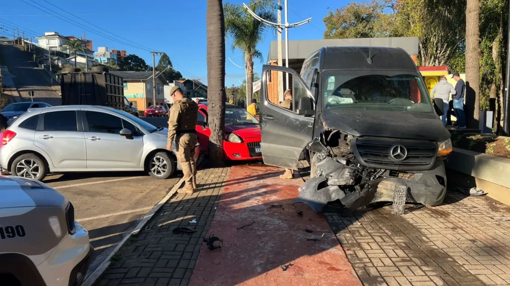 Van sem freio colide em dois veículos em Caçador