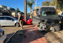 Van sem freio causa acidente em Caçador nesta sexta-feira Van sem freio colide em dois veículos em Caçador