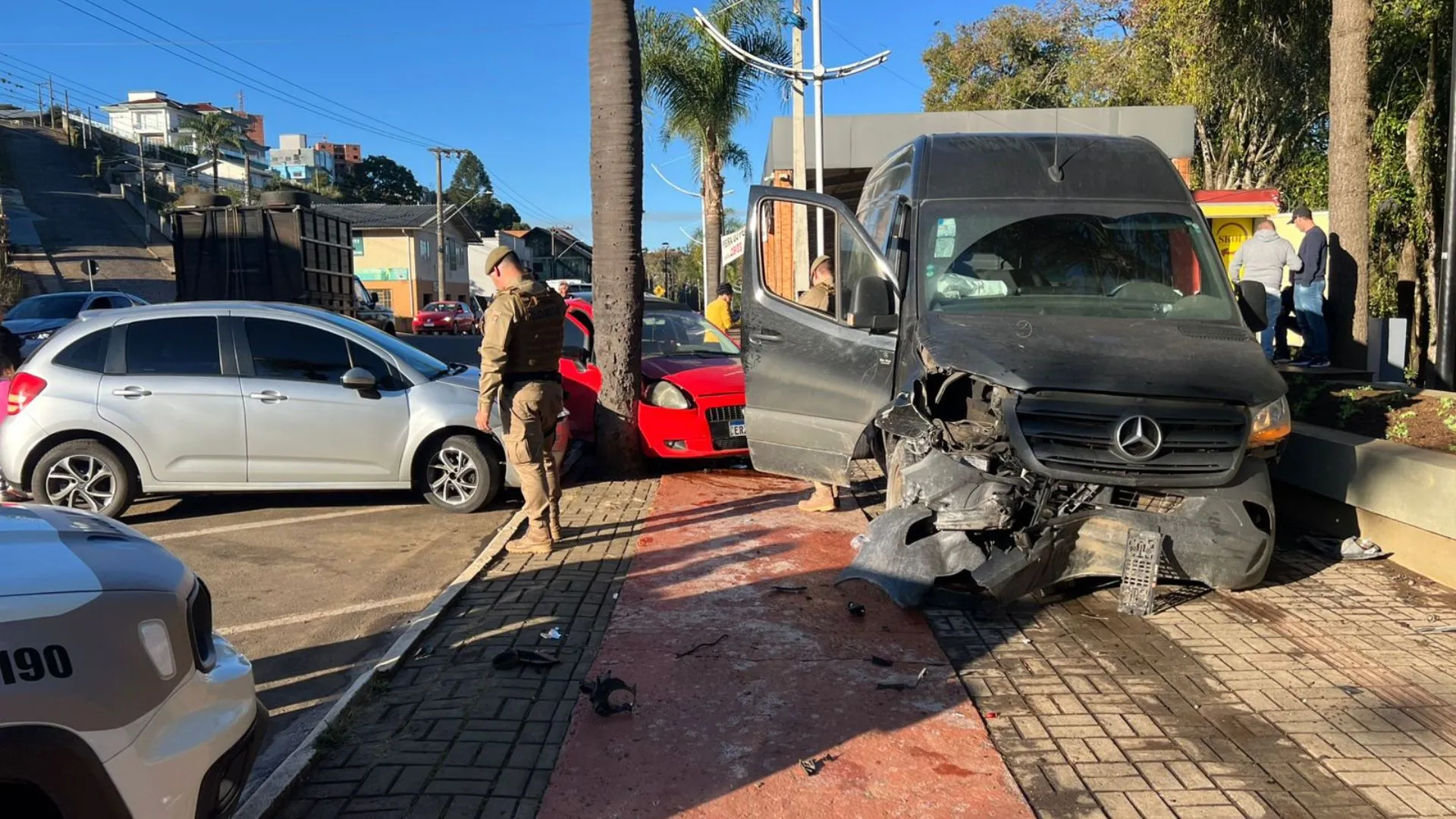 Van sem freio colide em dois veículos em Caçador