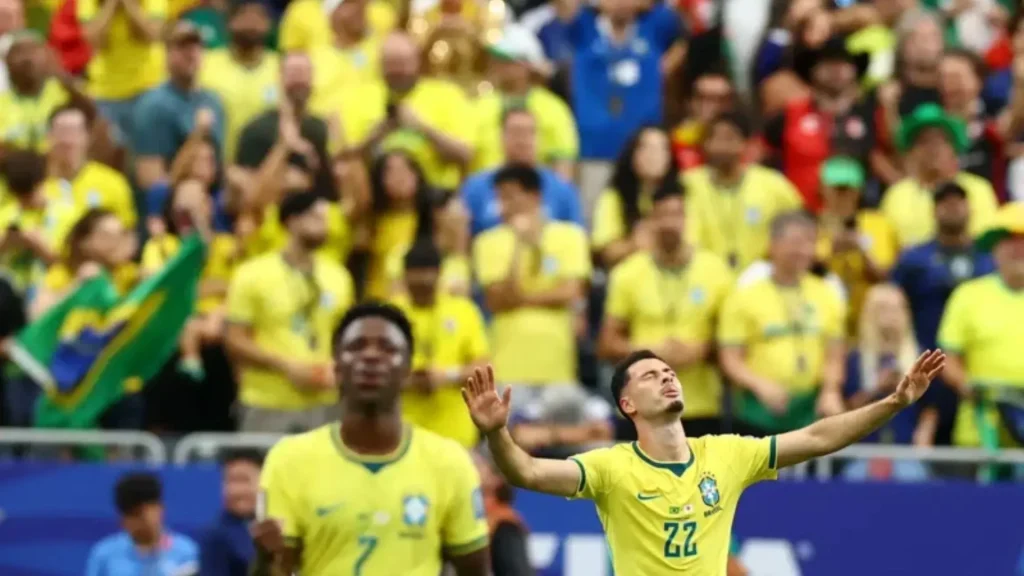 Brasil vence Japão de virada e avança às oitavas da Copa