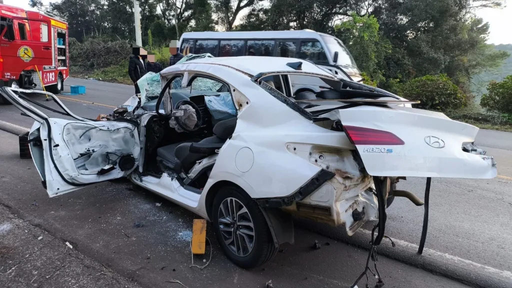 Jovem fica ferida após colisão entre carro e ônibus em Caçador