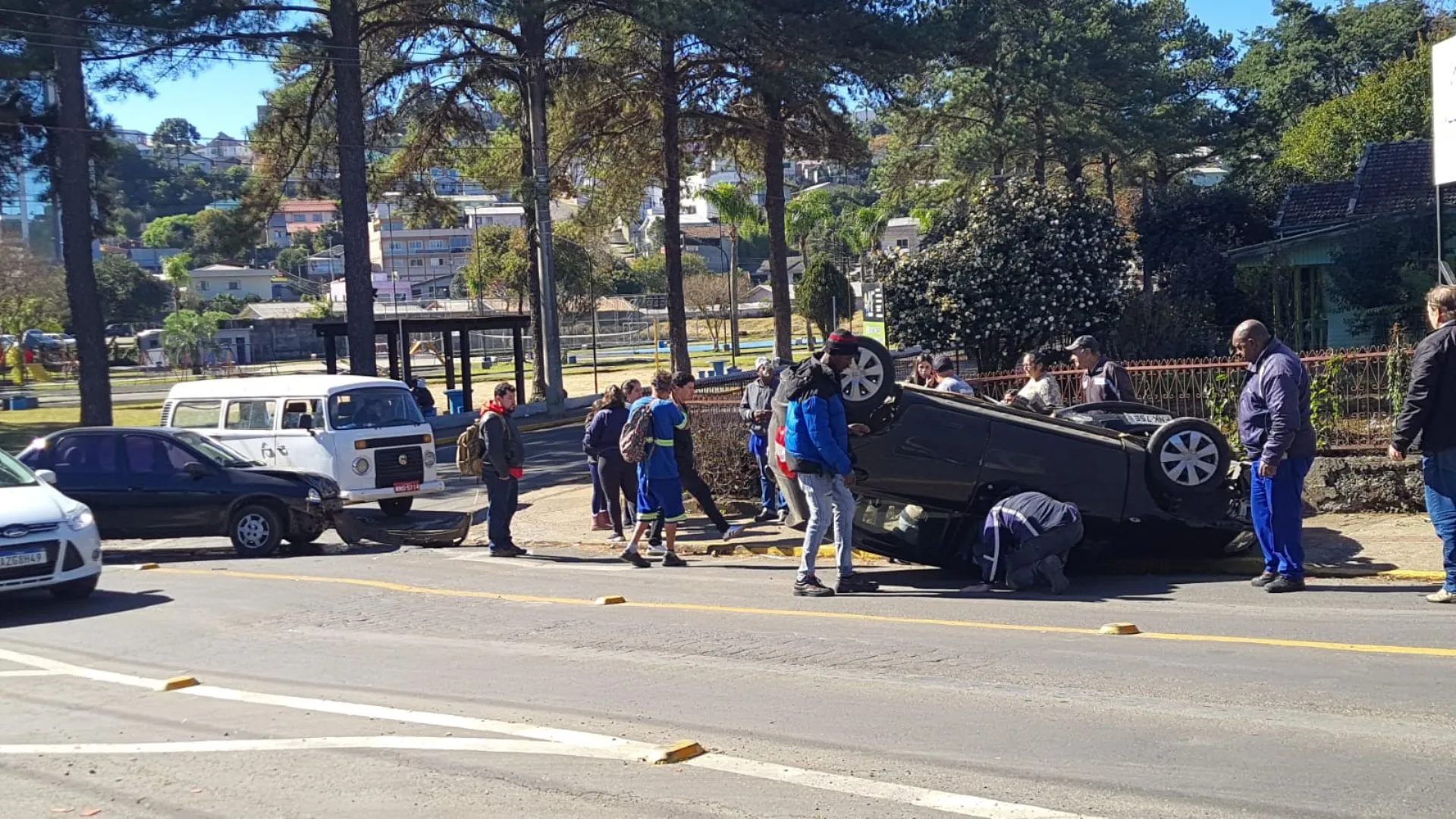 Carro tomba no comentado cruzamento do bairro Berger em Caçador
