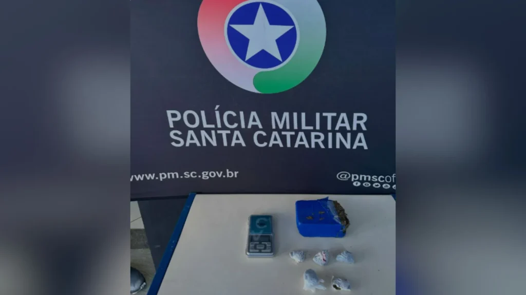 Avó encontra maconha no quarto do neto e chama a PM