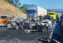 Vídeo: Grave engavetamento na BR-470 deixa morto e feridos VÍDEO: Grave engavetamento na BR-470 deixa morto e feridos