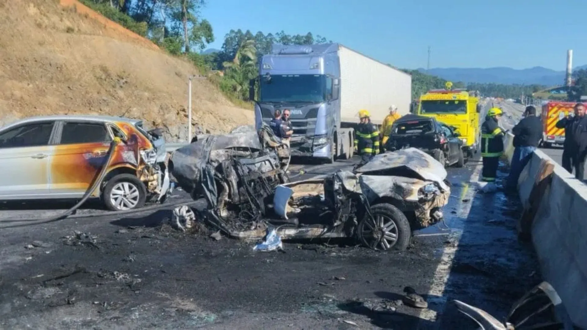 VÍDEO: Grave engavetamento na BR-470 deixa morto e feridos