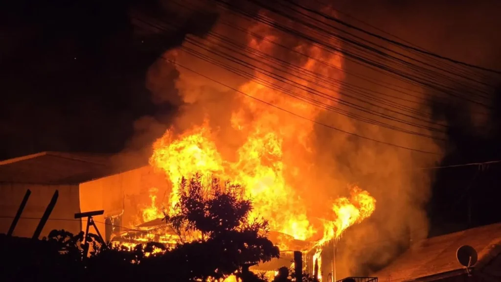 Incêndio destrói casa na noite de quinta-feira em Caçador