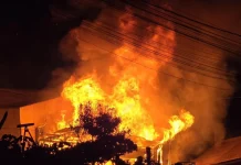 Incêndio destrói casa na noite de quinta-feira em Caçador Incêndio destrói casa na noite de quinta-feira em Caçador