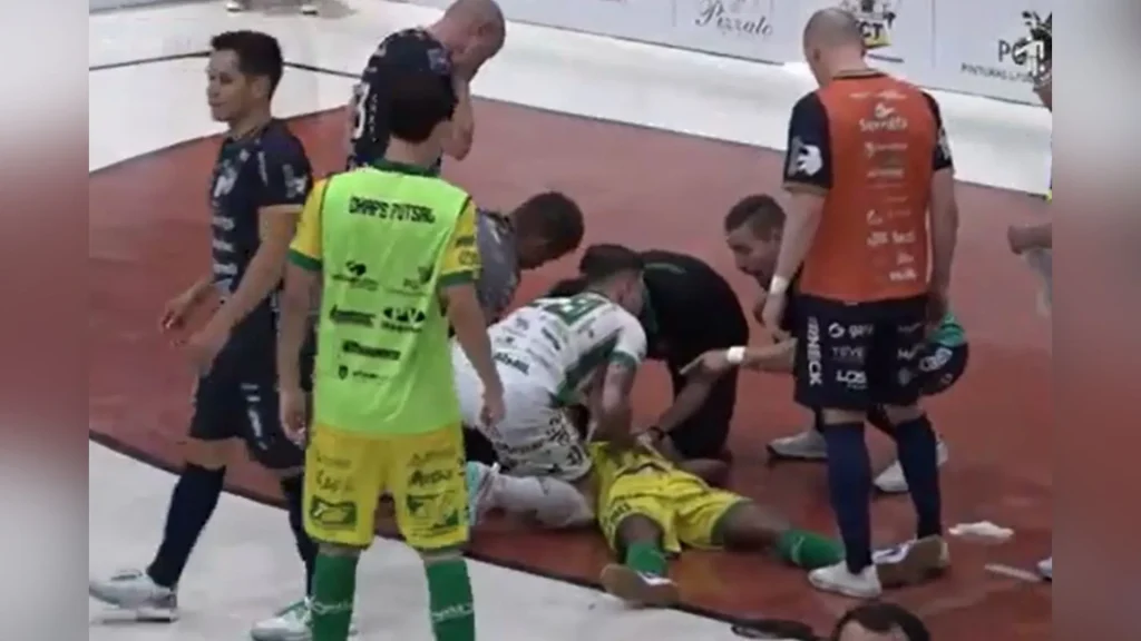 Jogador é atingido por lâmpada durante partida de futsal em SC