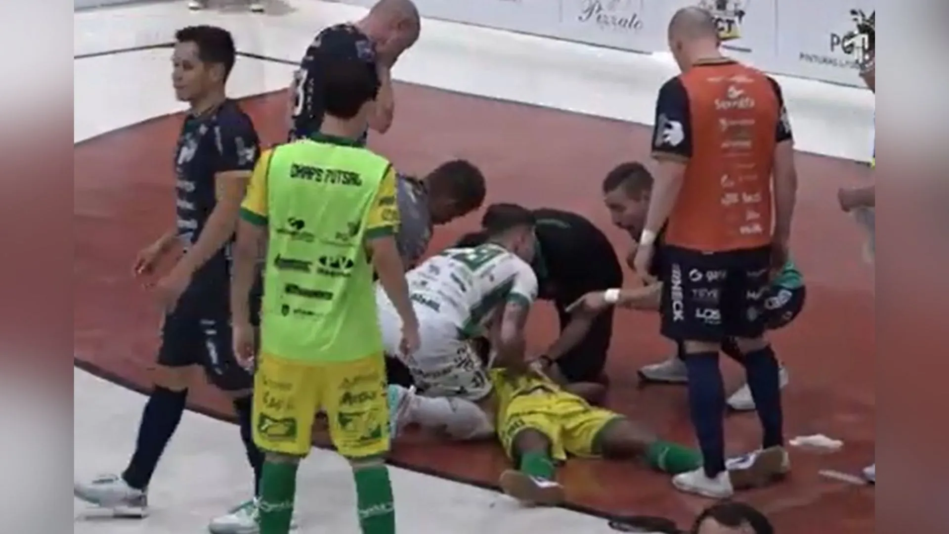 Jogador é atingido por lâmpada durante partida de futsal em SC