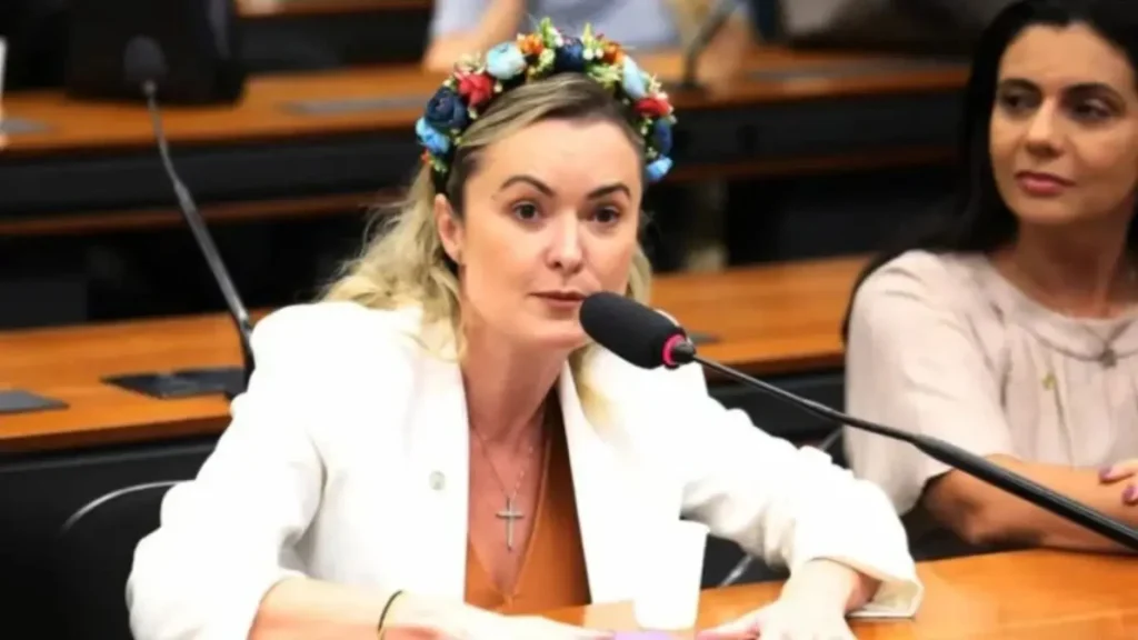 Eduardo Bolsonaro apoia Júlia Zanatta para vice de Flávio