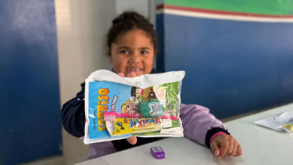 Mais de 5 mil alunos recebem kits de higiene bucal em Caçador