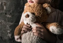 Professora é condenada por maus-tratos contra criança autista no Meio-Oeste Professora é condenada por maus-tratos contra criança autista no Meio-Oeste