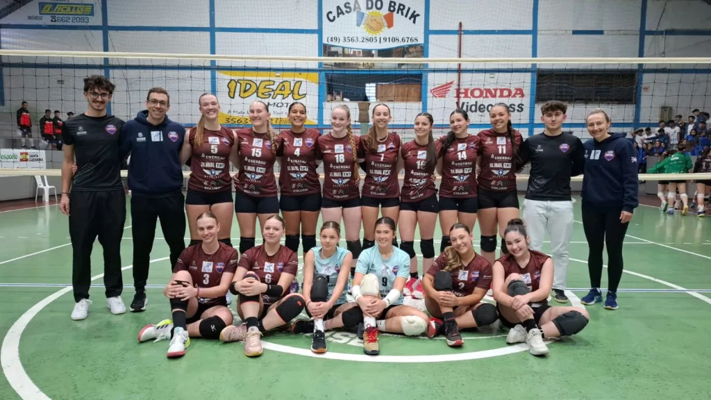 Caçador estreia com vitória emocionante no vôlei feminino