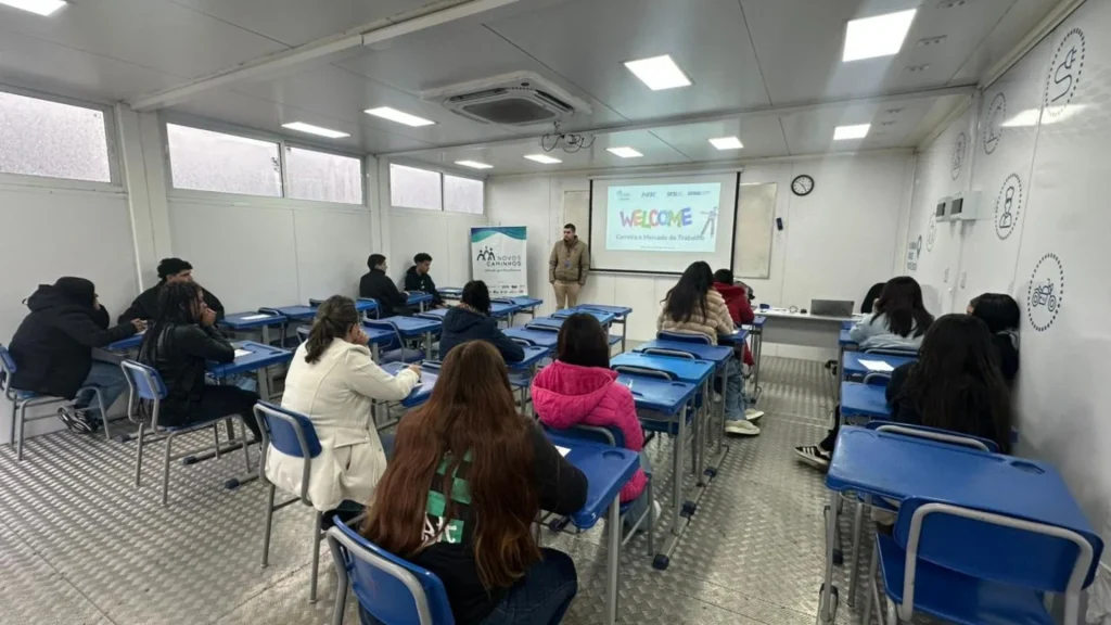 Adolescentes participam de curso sobre mercado de trabalho e planejamento de carreira