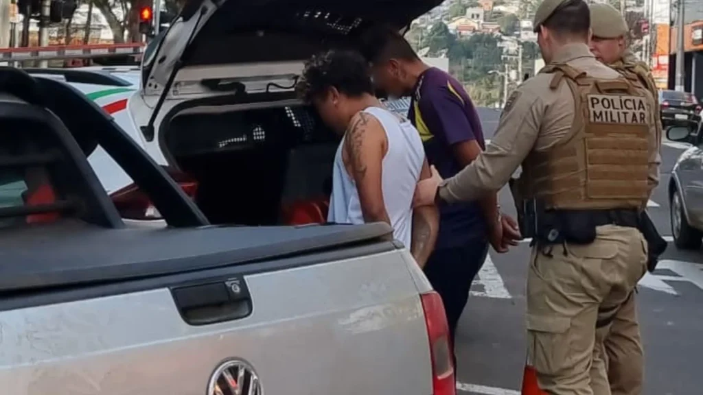 Dois jovens são presos após furtarem loja e ameaçarem funcionárias em Caçador