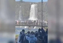 Turista pula nas águas das Cataratas do Iguaçu para recuperar celular Turista pula nas águas das Cataratas do Iguaçu para recuperar celular