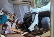 Vídeo mostra camionete cair sobre telhado de casa após motorista sofrer mal súbito em Joaçaba Vídeo mostra camionete cair sobre telhado de casa após motorista sofrer mal súbito em Joaçaba