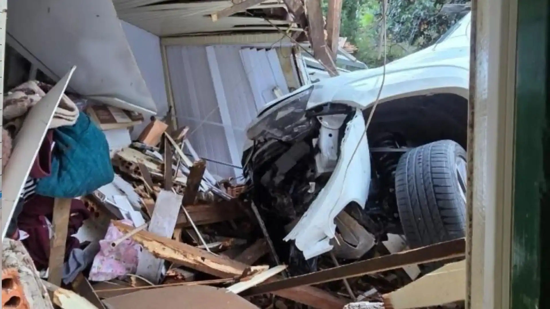 Vídeo mostra camionete cair sobre telhado de casa após motorista sofrer mal súbito em Joaçaba