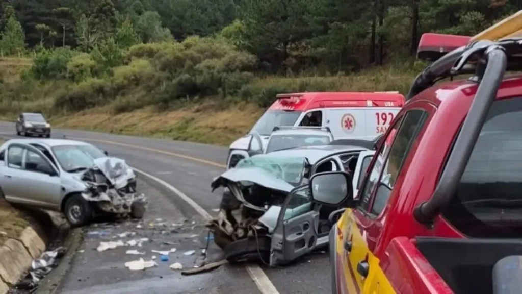 Colisão frontal entre três veículos mata idoso de 84 anos na BR-282