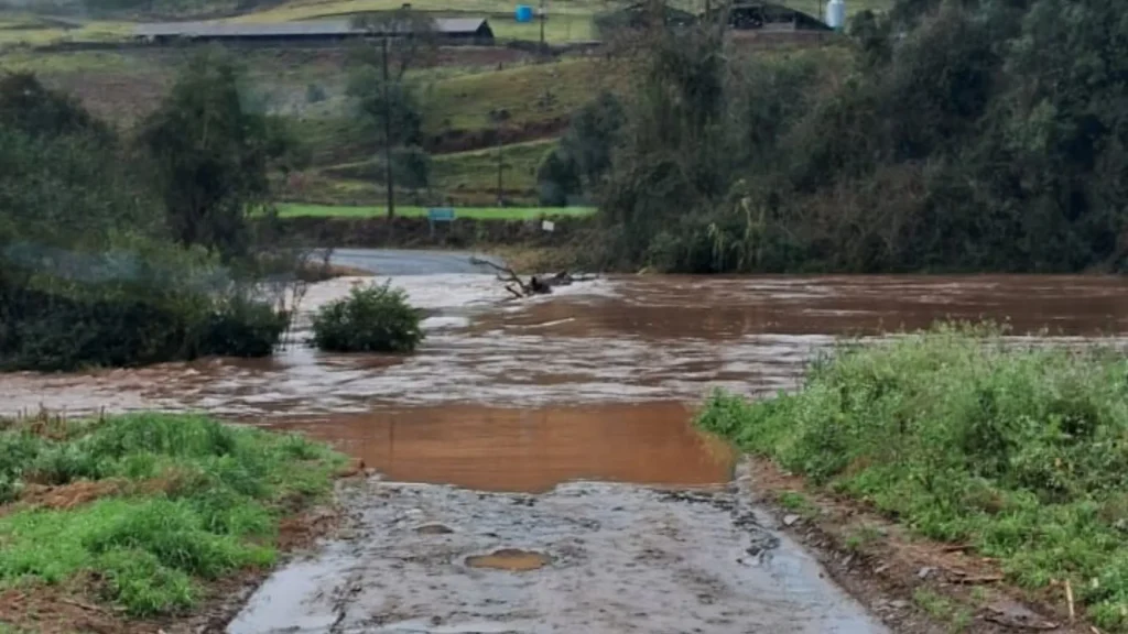 Elevação do Rio XV de Novembro interdita ponte entre Videira e Iomerê