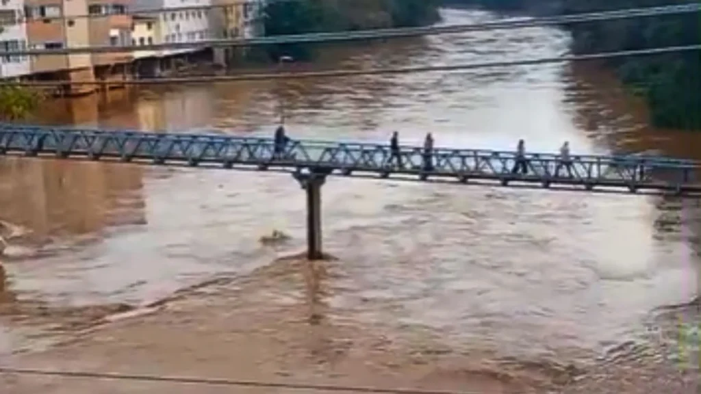Duas pessoas se jogam da Passarela Ruggero Pasa no Rio do Peixe, em Videira