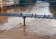 Duas pessoas se jogam da Passarela Ruggero Pasa no Rio do Peixe, em Videira Duas pessoas se jogam da Passarela Ruggero Pasa no Rio do Peixe, em Videira
