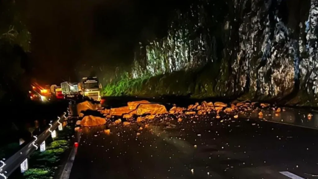 Queda de barreira interdita totalmente a BR-470 entre Santa Catarina e Rio Grande do Sul