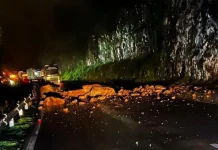 Queda de barreira interdita totalmente a BR-470 entre Santa Catarina e Rio Grande do Sul Queda de barreira interdita totalmente a BR-470 entre Santa Catarina e Rio Grande do Sul