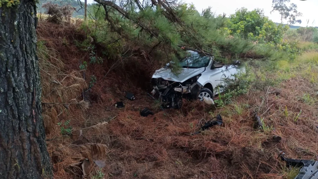 Motorista é levado ao hospital após colisão na SC-452, em Monte Carlo