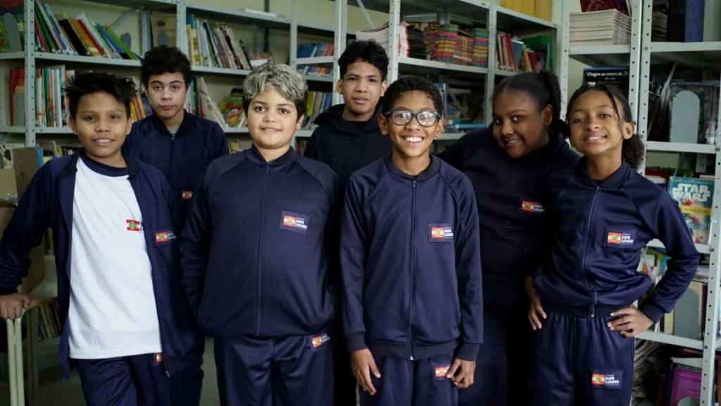 Governo de SC inicia entrega de uniformes de inverno para estudantes do ensino fundamental