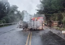 Fiorino pega fogo após colisão envolvendo três veículos em Lebon Régis Fiorino pega fogo após colisão envolvendo três veículos em Lebon Régis