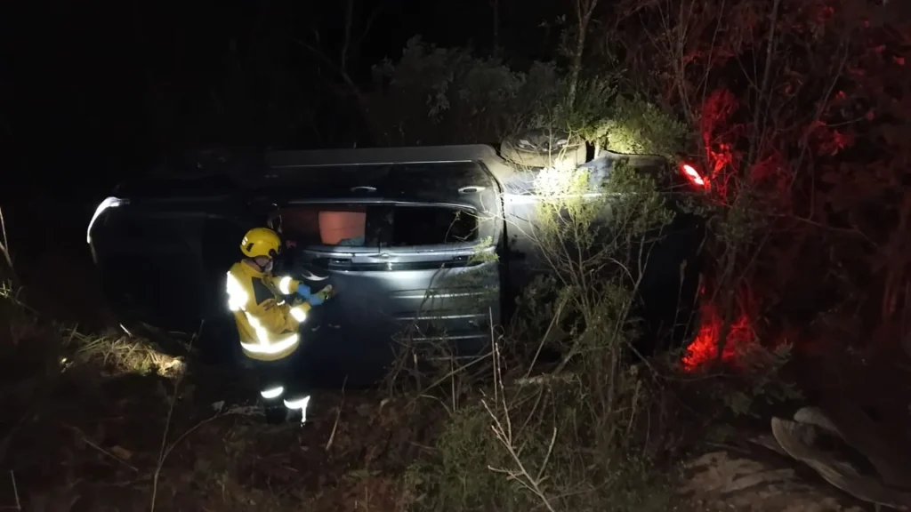 Bombeiros fazem buscas após capotamento no Meio-Oeste; ninguém é encontrado