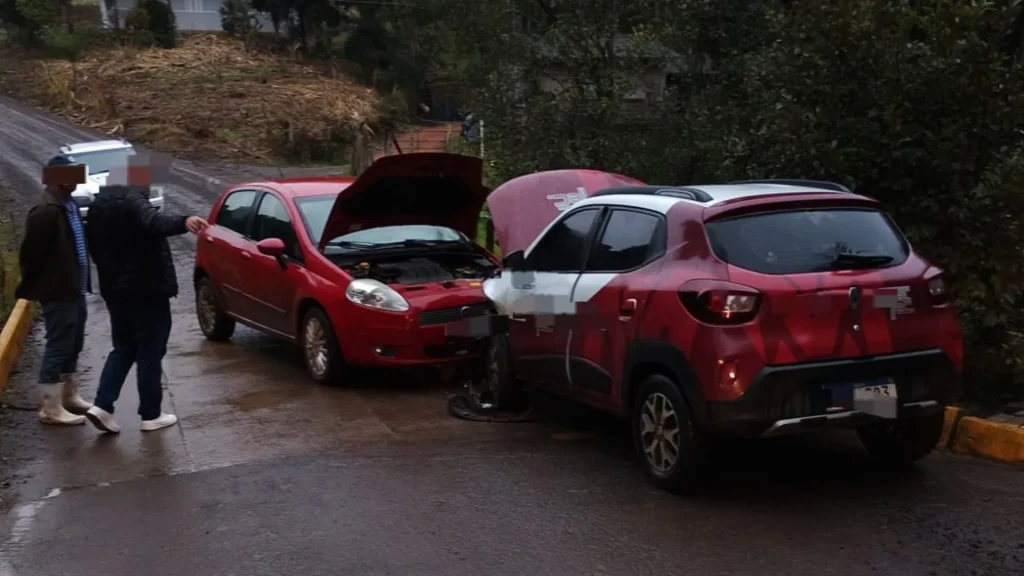 Acidente entre dois carros deixa dois idosos feridos em Arroio Trinta