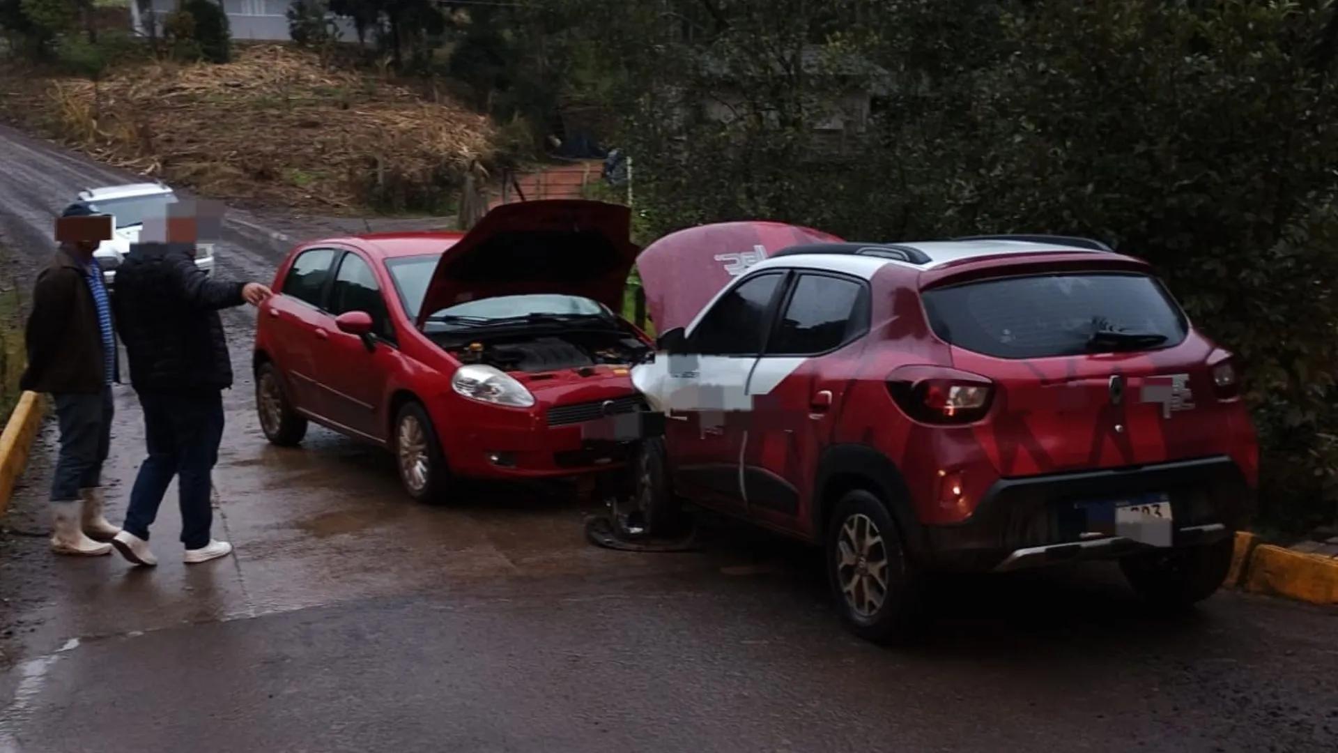 Acidente entre dois carros deixa dois idosos feridos em Arroio Trinta